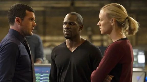 Ritter (Gbenga Akinnagbe; M.) und Morgan (Yvonne Strahovski) erfahren von Navarros Verbrechen. © FOX