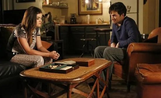 Aria sucht Trost bei Ezra in %26bdquo;Pretty Little Liars%26ldquo;. © ABC Family