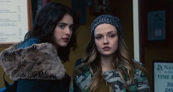 Jill (Margaret Qualley; l.) und Aimee (Emily Meade) sorgen in dieser Episode für einige Schmunzler. © HBO