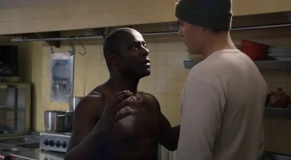 Tom (Chris Zylka; r.) verweigert eine Umarmung des Wunderheilers Wayne (Paterson Joseph). © HBO