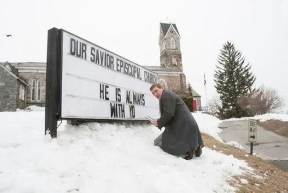 In der Kirche muss Pfarrer Matt (Christopher Eccleston) alles selbst machen. &copy; HBO