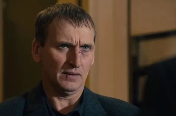 Für den Erhalt seiner Kirche geht Matt (Christopher Eccleston) an die eigene Schmerzgrenze. &copy; HBO