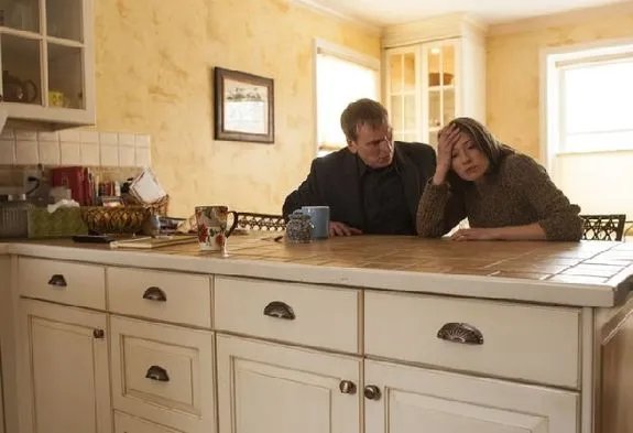 Mit wachsender Verzweiflung bittet Matt (Christopher Eccleston) seine Schwester Nora (Carrie Coon) um Hilfe. &copy; HBO