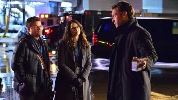 Ephraim Goodweather (Corey Stoll; r.) mit seinen Teamkollegen Jim Kent (Sean Astin) und Nora Martinez (Mia Maestro). © FX
