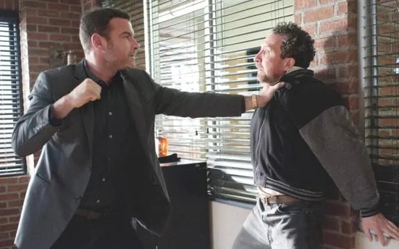 Auch zwischen Ray (Liev Schreiber) und Bruder Terry (Eddie Marsan) gibt es Ärger. &copy; Showtime