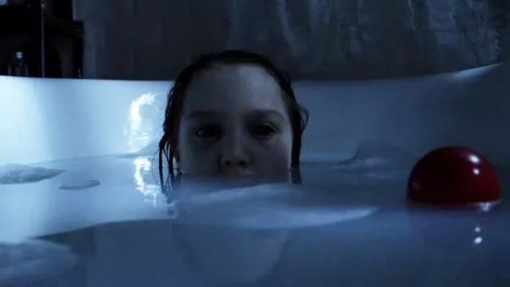 Die kleine Emma (Isabelle Nélisse) greift am Ende als Vampir ihren ahnungslosen Vater an. &copy; FX