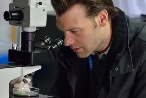 In Wirklichkeit will Eph (Corey Stoll) den ganzen Tag im Labor sein und mysteriöse Würmchen untersuchen. &copy; FX