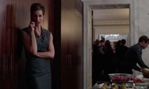 Für Gefängnisleiterin Natalie Figueroa (Alysia Reiner) wird die Lage brenzlig. &copy; Netflix