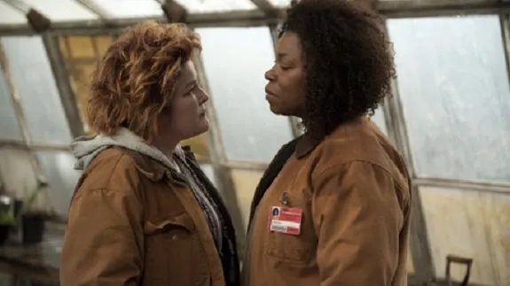 Zwischen Red (Kate Mulgrew; l.) und Vee (Lorraine Toussaint) kommt es zum endgültigen Showdown. &copy; Netflix