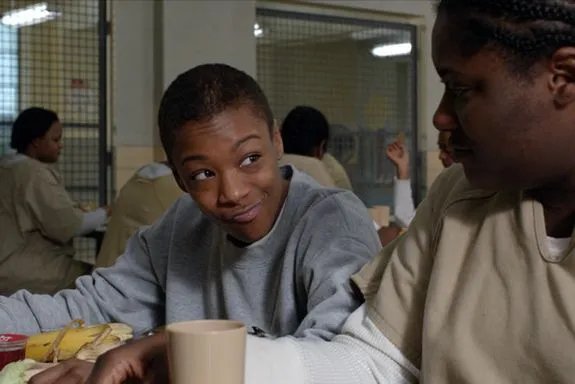 Poussey (Samira Wiley; l.) und Taystee (Danielle Brooks) sind endlich wiedervereint. &copy; Netflix