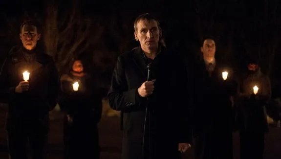 Am Ende macht Pfarrer Matt Jamison (Christopher Eccleston) den Guilty Remnant ein Hilfsangebot. © HBO