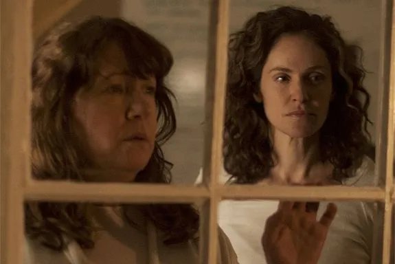 Mit Schrecken nehmen Patti (Ann Dowd; l.) und Laurie (Amy Brenneman) die Nachricht des brutalen Mordes hin. © HBO