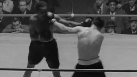 Während sich im Fernsehen Archie Moore (l.) und Yvon Durelle duellieren... © Showtime
