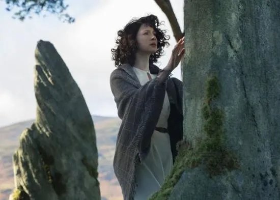 Claire wird in eine andere Zeit katapultiert. &copy; Starz