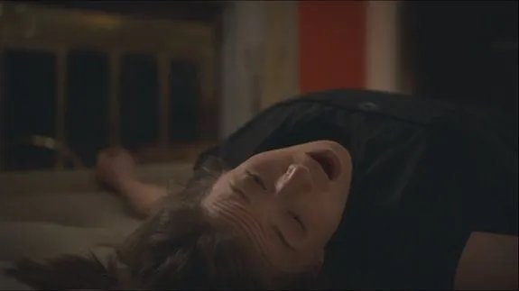 Nora (Carrie Coon) lässt sich zu Beginn willentlich großen Schmerz zufügen. © HBO