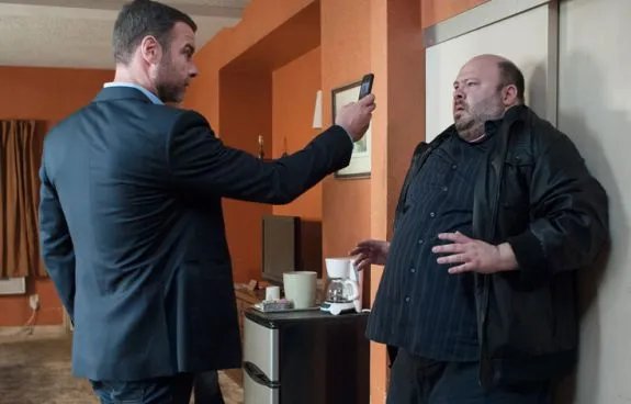 Ray (Liev Schreiber) und der gar nicht mal so kleine Tiny (Craig Ricci Shaynak) &copy; Showtime
