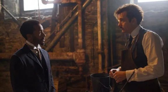 Neuzugang gegen seinen Willen: Thackery (Clive Owen) und der junge Dr. Algernon Edwards (André Holland). &copy; Cinemax