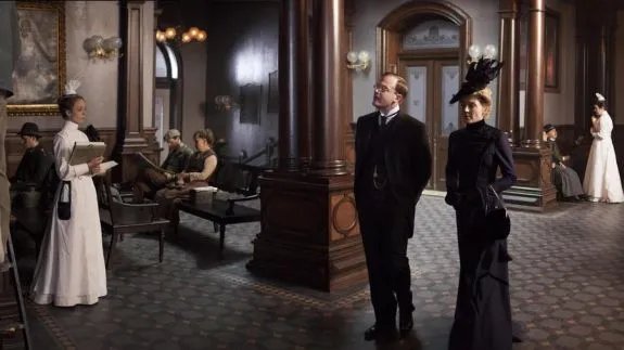 Cornelia Robertson (Juliet Rylance) und Barrow (Jeremy Bobb) streifen durch das altehrwürdige Knickerbocker Hospital. &copy; Cinemax