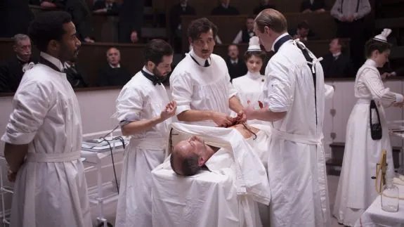 Thackery (Clive Owen) und seine Kollegen im OP-Saal. &copy; Cinemax