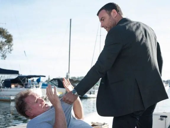 Ray (Liev Schreiber) mit einer klaren Ansage für FBI-Mann Frank Barnes (Michael McGrady)... &copy; Showtime