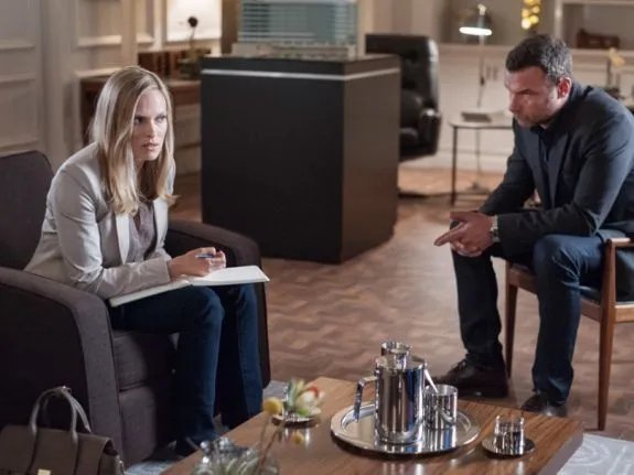 Glaubt sie es oder glaubt sie es nicht? Kate (Vinessa Shaw) und Ray (Liev Schreiber) im Gespräch. &copy; Showtime
