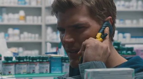 Tom Garvey (Chris Zylka) erkennt bald den Scharlatan; dem er aufgesessen ist. © HBO