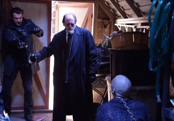 Eph (Corey Stoll) und Abraham (David Bradley) kümmern sich um Ansel (Nikolai Witschl)... &copy; The FX