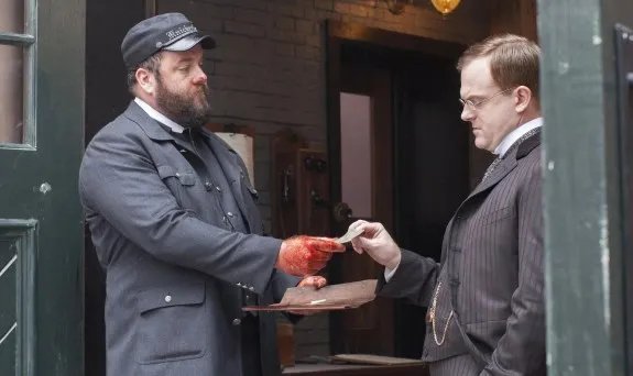 Der skrupellose Cleary (Chris Sullivan) im Gespräch mit dem schmierigen Barrow (Jeremy Bobb) &copy; Cinemax