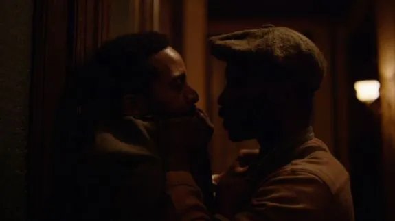 Dr. Edwards (André Holland) gerät an einen temperamentvollen Bewohner aus seinem Wohnhaus. &copy; Cinemax