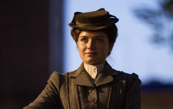 Die junge Krankenschwester Lucy Elkins (Eve Hewson) soll Thackerys Probleme für sich behalten. &copy; Cinemax