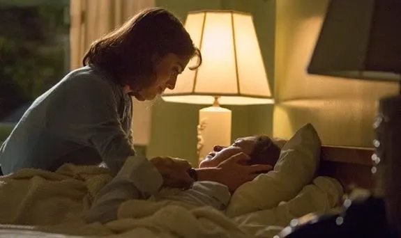 Virginia (Lizzy Caplan; l.) begleitet ihre Freundin Lillian (Julianne Nicholson) auf deren letztem Weg. © Showtime
