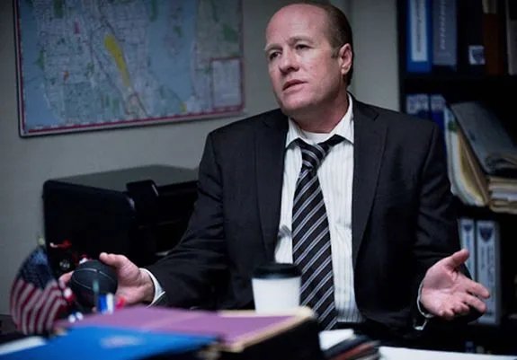 Carl Reddick (Gregg Henry) kommt Linden und Holder auf die Spur. &copy; Netflix