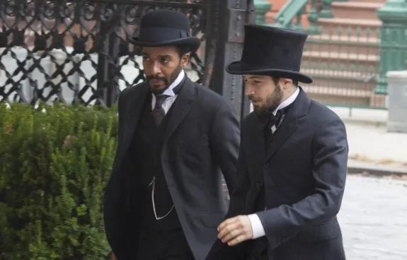 Zwei junge Ärzte im Gespräch: Dr. Edwards (André Holland) und Dr. Chickering Jr. (Michael Angarano) &copy; Cinemax