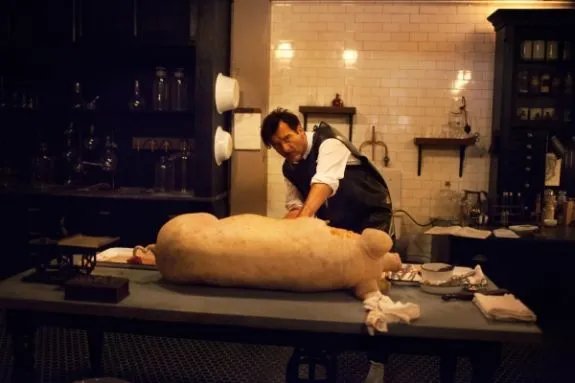 Thackery (Clive Owen) operiert an Schweinen; da ihm immer noch die Leichen zu Obduktionszwecken fehlen. &copy; Cinemax