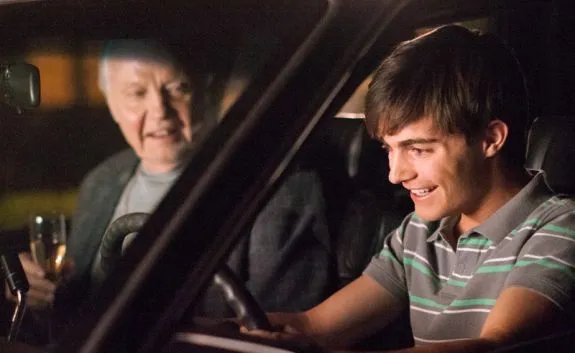 Conor (Devon Bagby) freut sich sehr über das Geschenk von Opa Mick (Jon Voight). &copy; Showtime