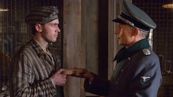 Erzrivalen I: Der junge Setrakian (Jim Watson) und sein Peiniger Eichhorst (Richard Sammel) im KZ &copy; FX