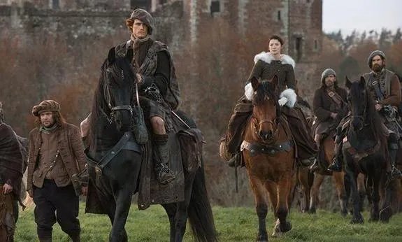 Claire entkommt endlich Castle Leoch entkommen. &copy; Starz