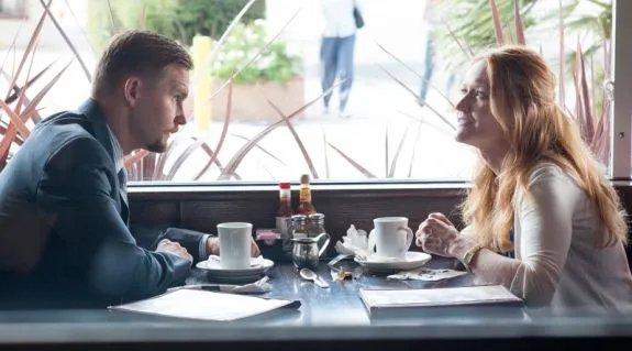 Abby (Paula Malcomson) fühlt sich wie im siebten Himmel mit Jim (Brain Geraghty). © Showtime