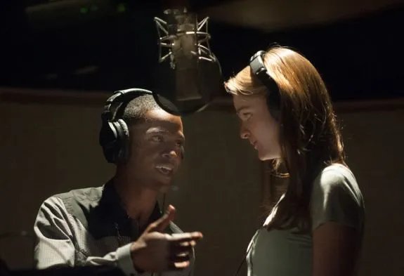Bridget (Kerris Dorsey) und Marvin (Octovius J. Johnson) gemeinsam bei den Aufnahmen im Studio © Showtime