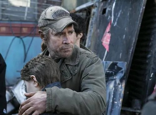 Will Patton und Maxim Knight in %26bdquo;Falling Skies%26ldquo; &copy; TNT