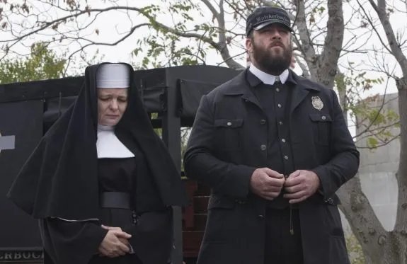 Triste Zeiten: Schwester Harriet (Cara Seymour) und Cleary (Chris Sullivan). &copy; Cinemax