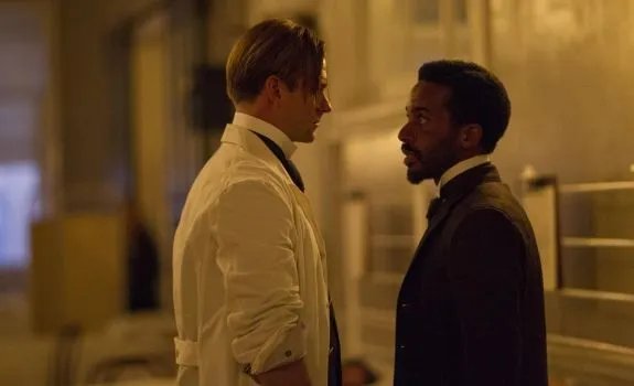 Gallinger (Eric Johnson) und Edwards (André Holland) geraten erneut aneinander. &copy; Cinemax