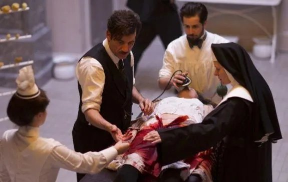 Blutige Angelegenheit: Thackery (Clive Owen) und Co. inmitten einer schwierigen Operation. &copy; Cinemax