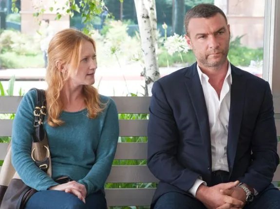 Ray (Liev Schreiber) gemeinsam mit seiner Frau Abby (Paula Malcomson) &copy; Showtime