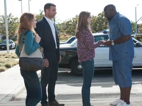 Bridget (Kerris Dorsey) trifft vor der Polizeiwache auf Cookie (Omar J. Dorsey). &copy; Showtime