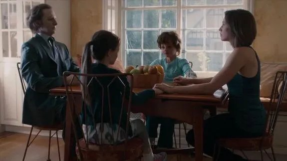 Furchteinflößende Atmosphäre: Nora (Carrie Coon; r.) mit den Puppen ihrer Familienmitglieder © HBO