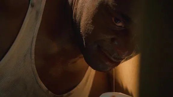 Als letzten Wunsch vor seinem Tod will Wayne (Paterson Joseph) Kevin (Justin Theroux) einen Wunsch erfüllen. © HBO