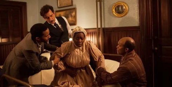 Unkonventionell; aber erfolgreich: Thackery (Clive Owen) behandelt Edwards Mutter. &copy; Cinemax