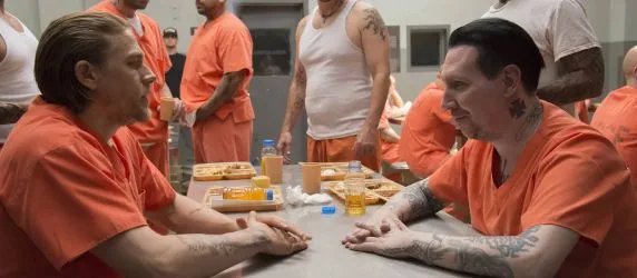 jax (Charlie Hunnam) schließt neue Kontakte im Gefängnis: Marilyn Manson als Ron Tully in der Serie %26bdquo;Sons of Anarchy%26ldquo; &copy; FX