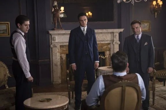 Die künftige New Yorker Gangsterelite in einem Raum: Bugsy Siegel (Michael Zegen; l.); Lucky Luciano (Vincent Piazza; M.); Meyer Lansky (Anatol Yusef) &copy; HBO